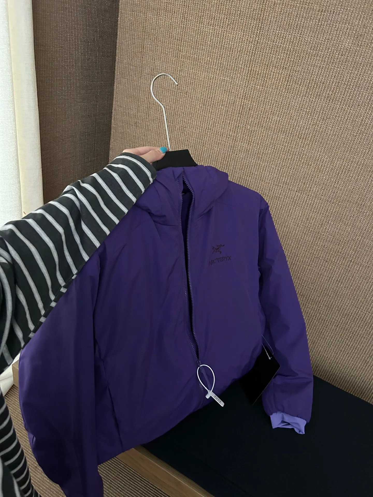【Arcteryx Atom Hoody 】 : Arcteryx， ， ， 。 ， ， 。 ，Arcteryx ， 。Quality、 ， 。 ， + : ✅ 100% ，Tyono 30 ， ， ✅ ， Wear-Resistant Breathable ✅ ， ， ✅ ， ， ， ✅ 、 ， ， ✅ logo ， ✅ YKK， ✅ ：Coreloft TM Continuous 65 ， ✅（65g/m 2) : ，Breathable ，ATOM Coreloft TM Continuous ， ， ， ， Wear-Resistant ， ， ， 。